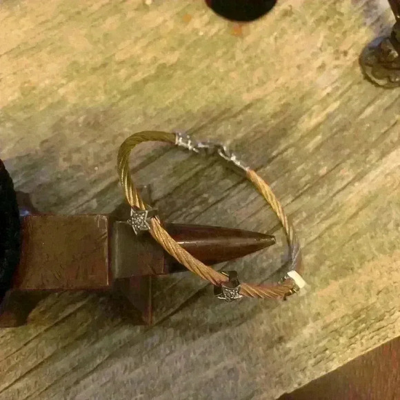 NWOT Small cable wire bracelet with 3 blingy stars - Picture 3 of 8